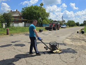 На территории поселения ведутся работы по ямочному ремонту на школьной гребле